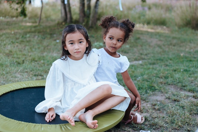 Trampoline rond VS trampoline rectangulaire : lequel choisir pour ses enfants ?