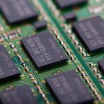 Des composants électroniques noirs sur une carte verte