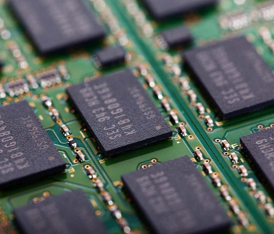 Des composants électroniques noirs sur une carte verte