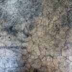 Surface craquelée avec taches sombres