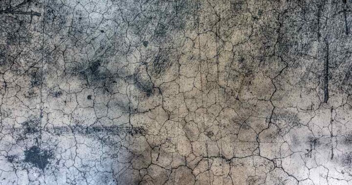 Surface craquelée avec taches sombres