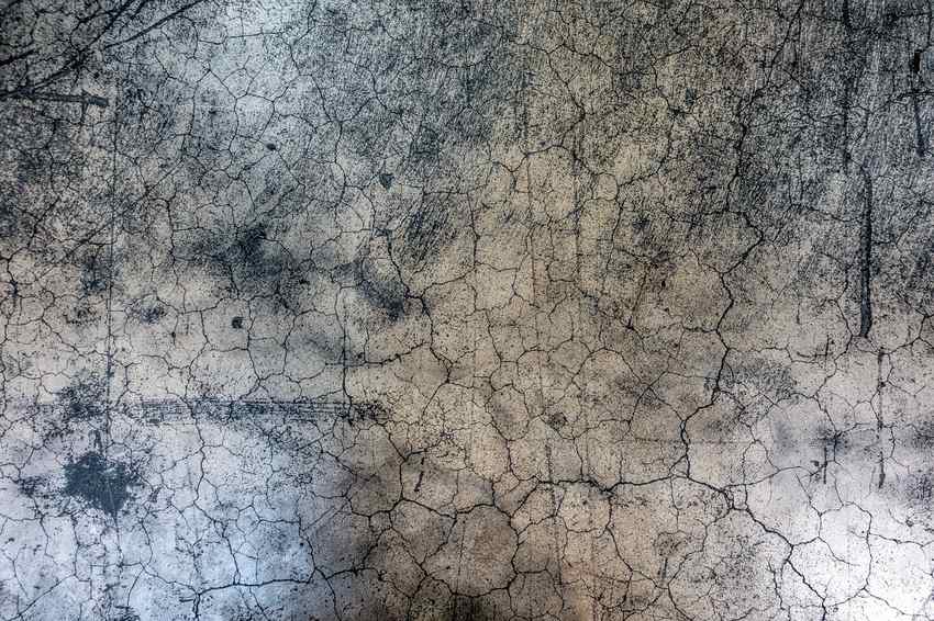 Surface craquelée avec taches sombres
