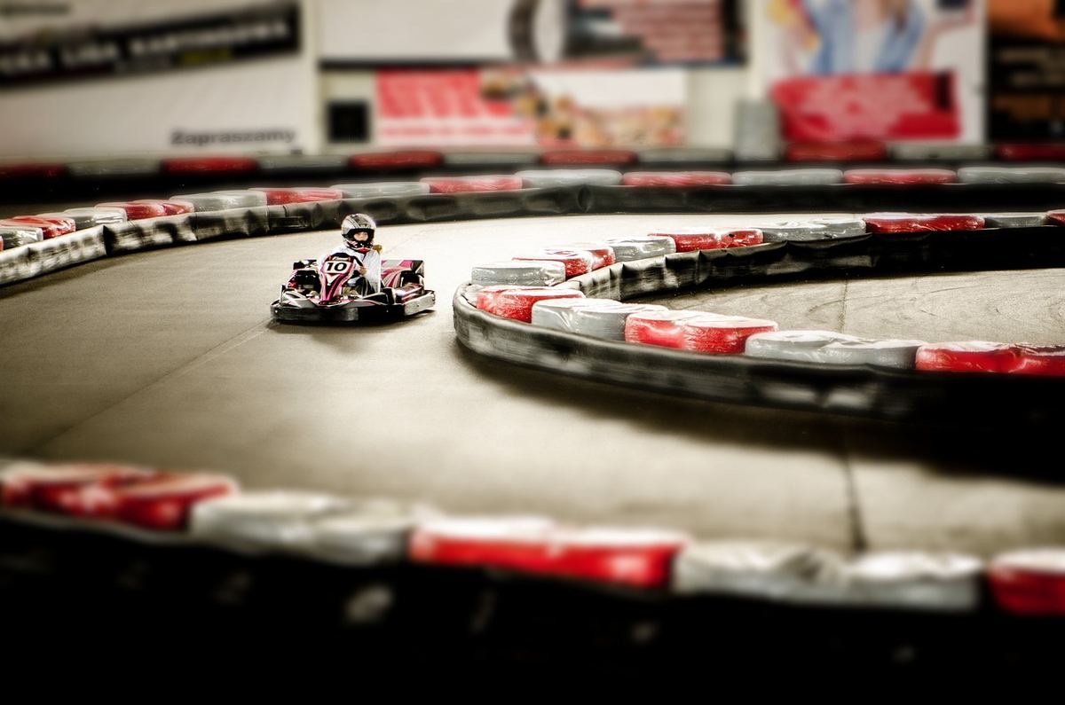 Un kart de course piloté sur un virage de circuit intérieur
